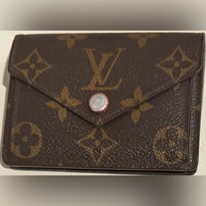 Louis Vuitton Women’s Monogram Vintage Wallet. Holds Cards, IDs, Bills & Coins.